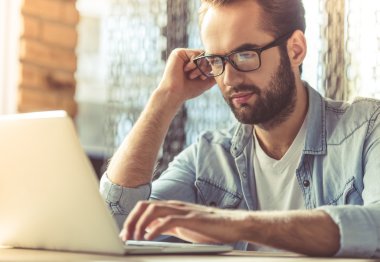 yakışıklı işadamı çalışma