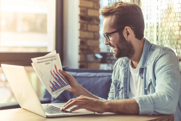 Hombre de negocios guapo trabajando — Foto de Stock