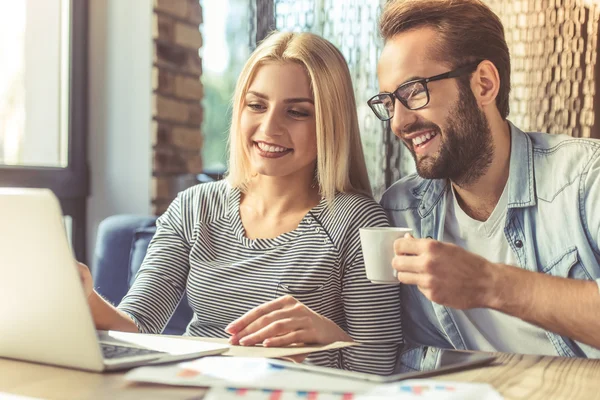 Pareja de negocios trabajando — Foto de Stock