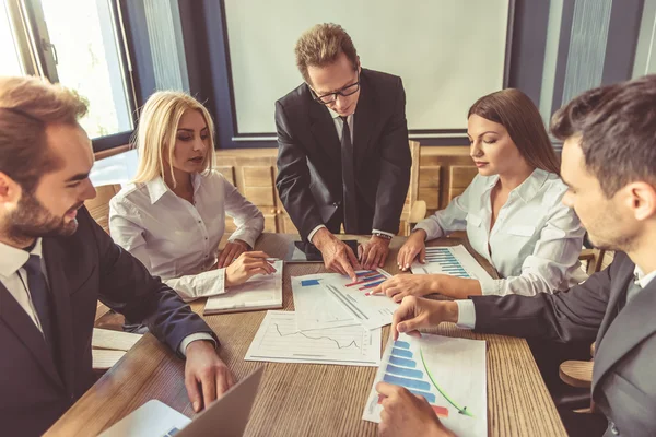 Affärsmän på konferensen — Stockfoto