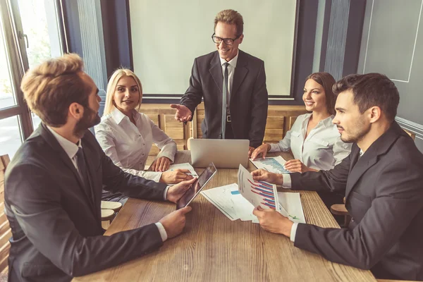 Geschäftsleute auf der Konferenz — Stockfoto