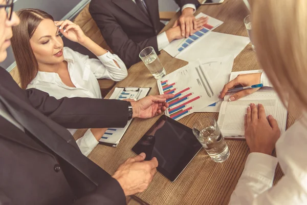 Geschäftsleute auf der Konferenz — Stockfoto