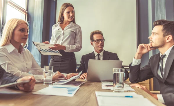 Geschäftsleute auf der Konferenz — Stockfoto