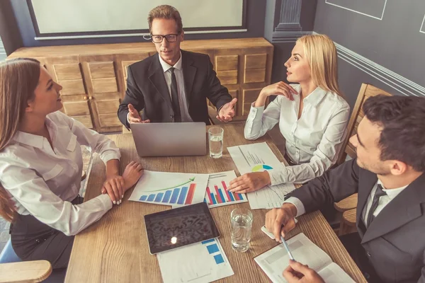 Geschäftsleute auf der Konferenz — Stockfoto