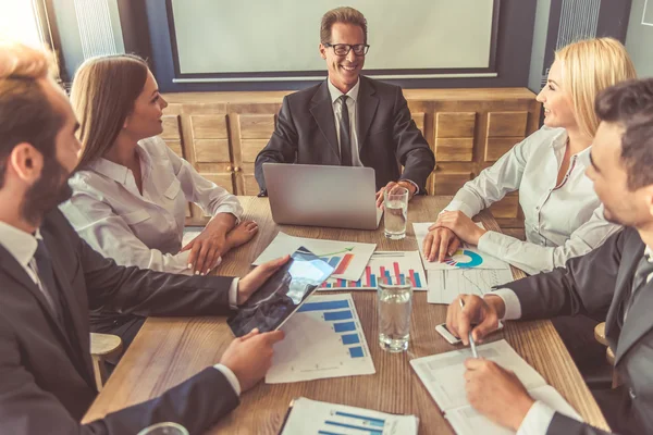 Geschäftsleute auf der Konferenz — Stockfoto