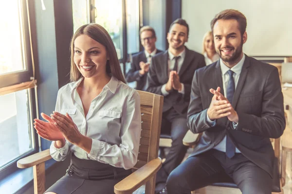 Geschäftsleute auf der Konferenz — Stockfoto