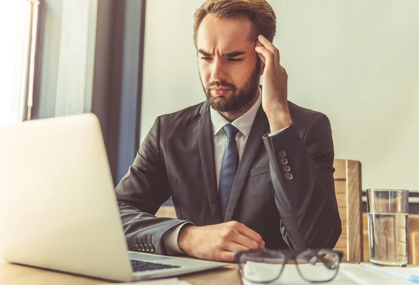 Atractivo hombre de negocios trabajando — Foto de Stock