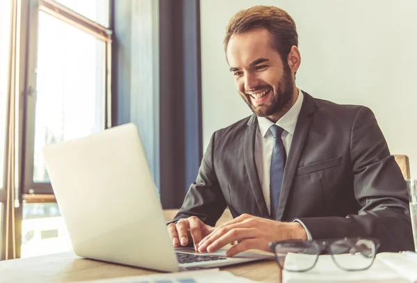 Attraktiver Geschäftsmann arbeitet — Stockfoto