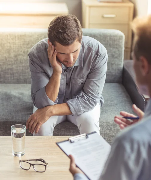 Mann beim Psychotherapeuten — Stockfoto