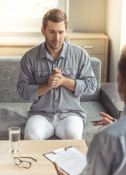 Mann beim Psychotherapeuten — Stockfoto