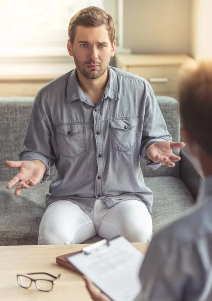 Człowiek w psychoterapeuta — Zdjęcie stockowe