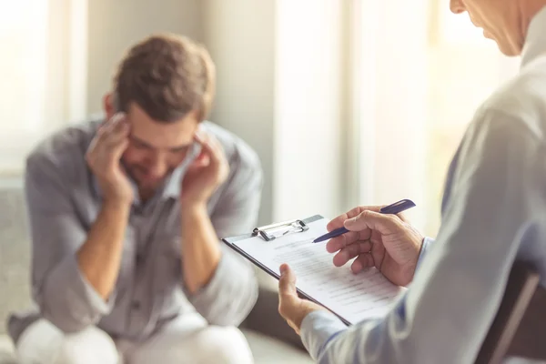 Mann beim Psychotherapeuten — Stockfoto