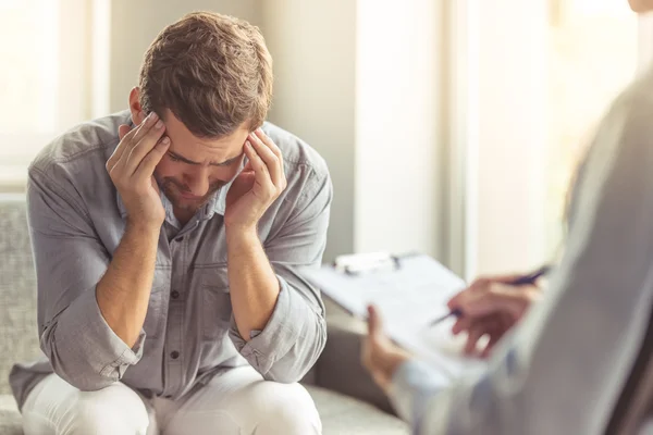 Man bij de psychotherapeut — Stockfoto