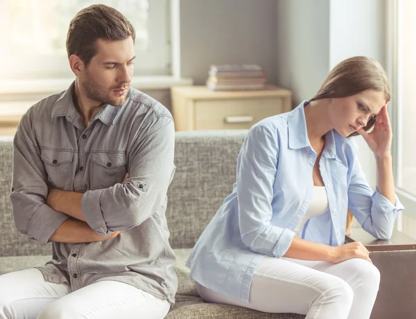 Pareja joven discutiendo — Foto de Stock