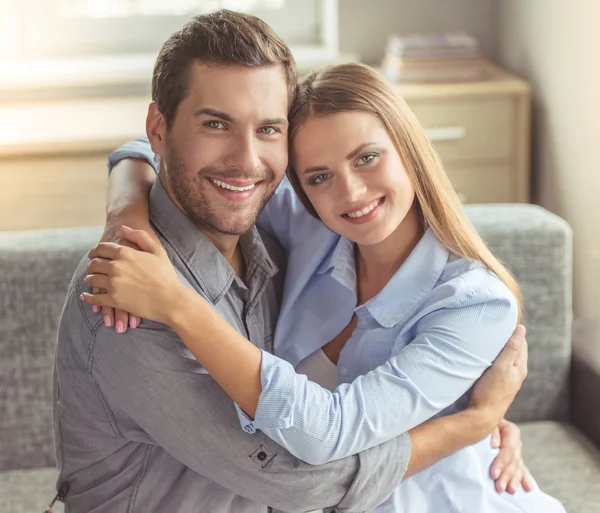 Glückliches junges Paar — Stockfoto