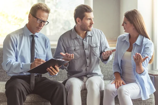 Pareja en el psicoterapeuta — Foto de Stock