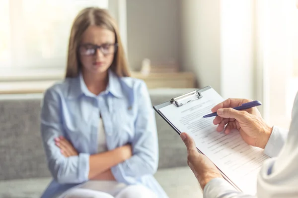 Woman at the psychotherapist — 스톡 사진