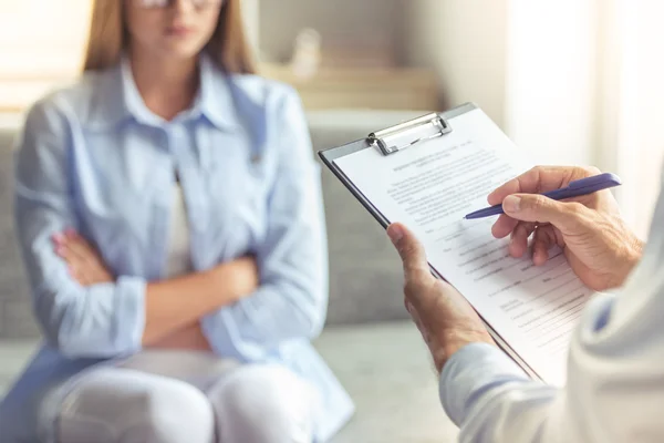 Mujer en el psicoterapeuta — Foto de Stock