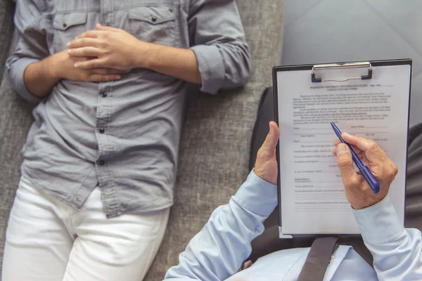 Man bij de psychotherapeut — Stockfoto