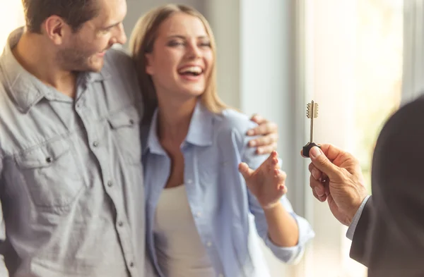 Pareja comprando apartamento nuevo — Foto de Stock