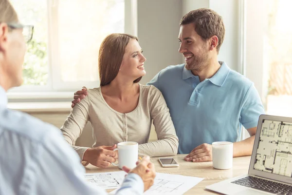 Couple visiting realtor — Stock Photo, Image