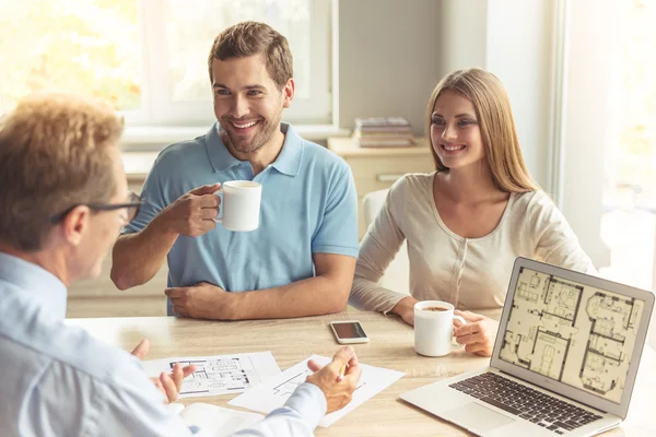 Paar bezoekende makelaar — Stockfoto