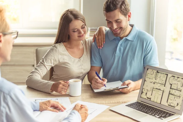 Par besökande mäklaren — Stockfoto