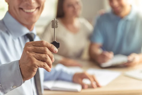 Paar bezoekende makelaar — Stockfoto