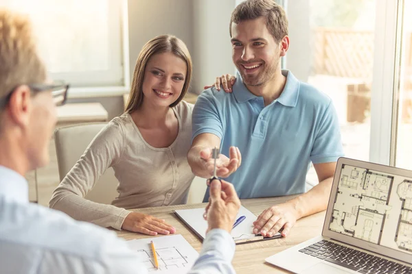 Couple visiting realtor — Stock Photo, Image