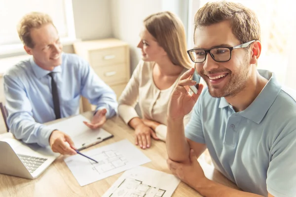 Couple visiting realtor — Stock Photo, Image