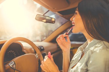 Arabayı kullanan kız