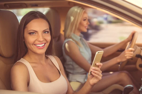 Chicas conduciendo el coche — Foto de Stock