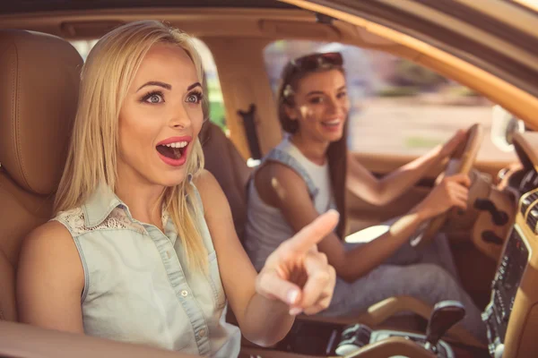 Chicas conduciendo el coche — Foto de Stock