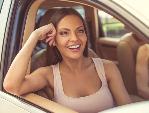 Tjejer Kör bilen — Stockfoto