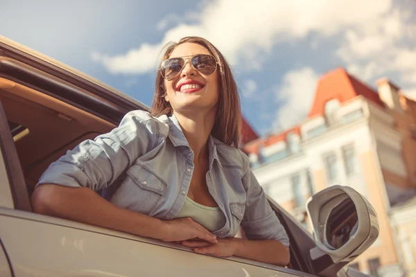 Chica conduciendo el coche —  Fotos de Stock