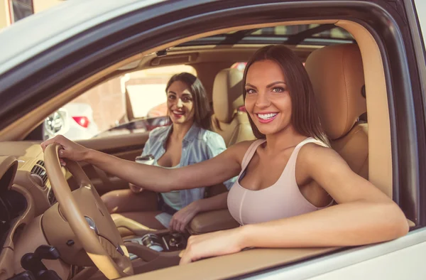 Meisjes rijden de auto — Stockfoto