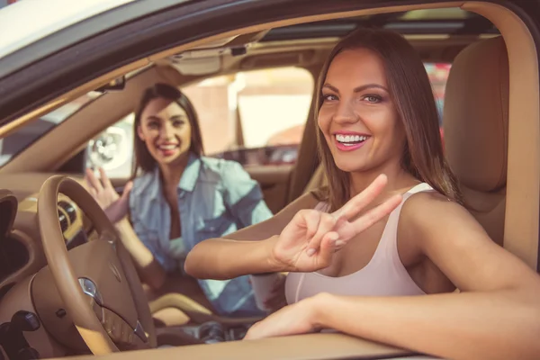 Chicas conduciendo el coche —  Fotos de Stock