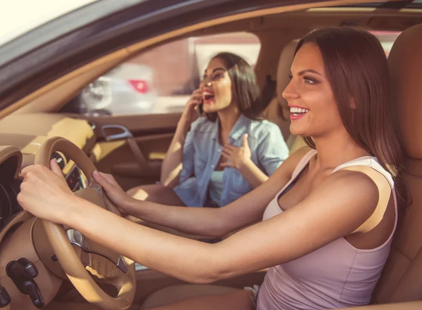 Les filles conduisent la voiture — Photo