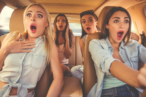 Chicas conduciendo el coche — Foto de Stock