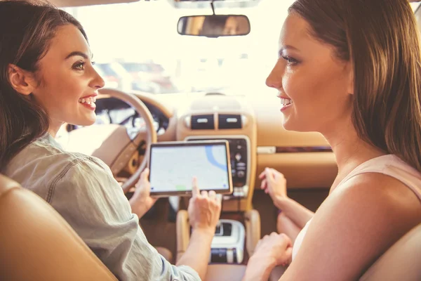 Chicas conduciendo el coche — Foto de Stock