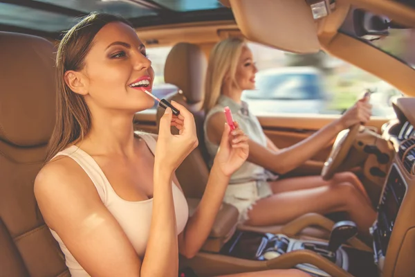 Les filles conduisent la voiture — Photo