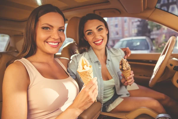 Chicas conduciendo el coche —  Fotos de Stock