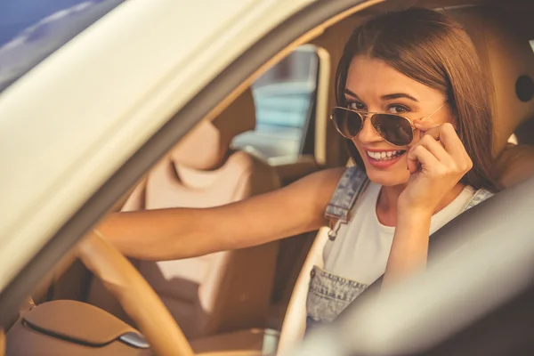 Flicka kör bilen — Stockfoto