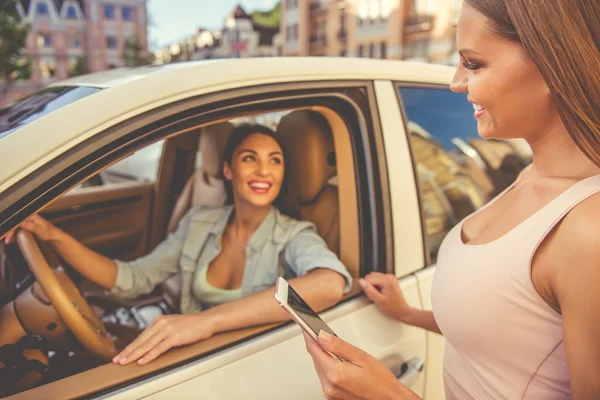 女の子が車を運転 — ストック写真