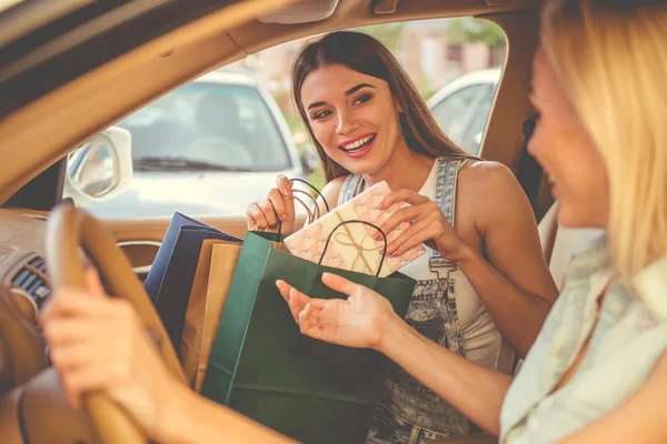 여자는 자동차와 함께 쇼핑 — 스톡 사진