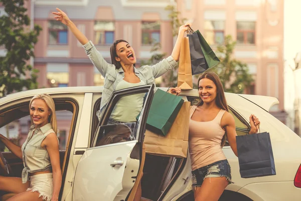 Les filles faisant du shopping avec la voiture — Photo