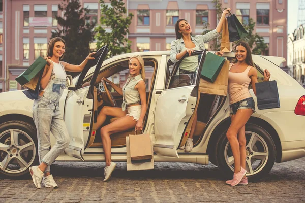 Les filles faisant du shopping avec la voiture — Photo