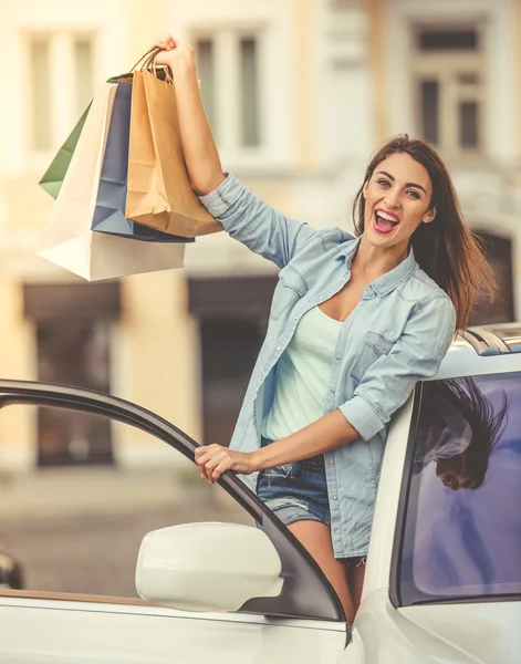 자동차와 함께 쇼핑 하는 여자 — 스톡 사진