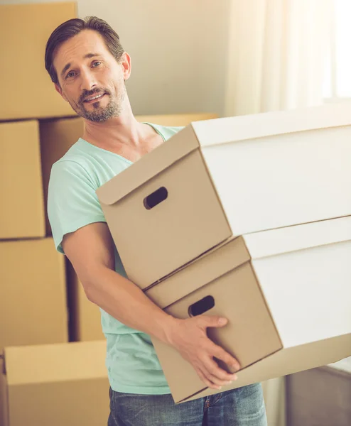 Schöner Mann zieht um — Stockfoto