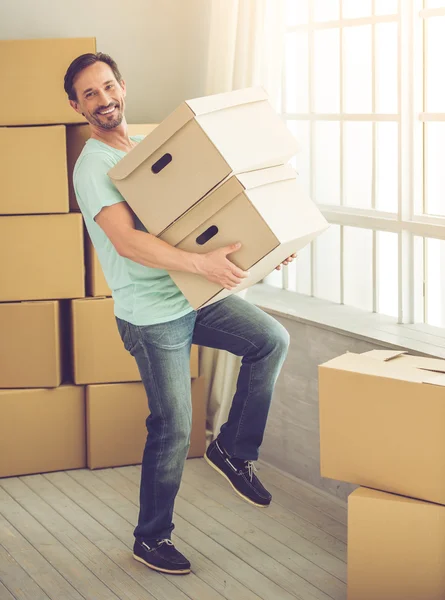 Schöner Mann zieht um — Stockfoto